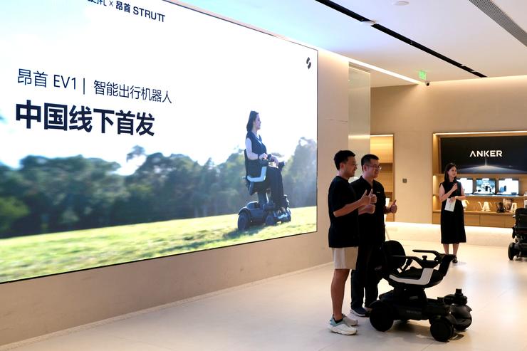 定义物理 AI 新纪元：昂首 EV1 智能出行机器人落地深圳湾 INNO100，开启中国市场线下首发
