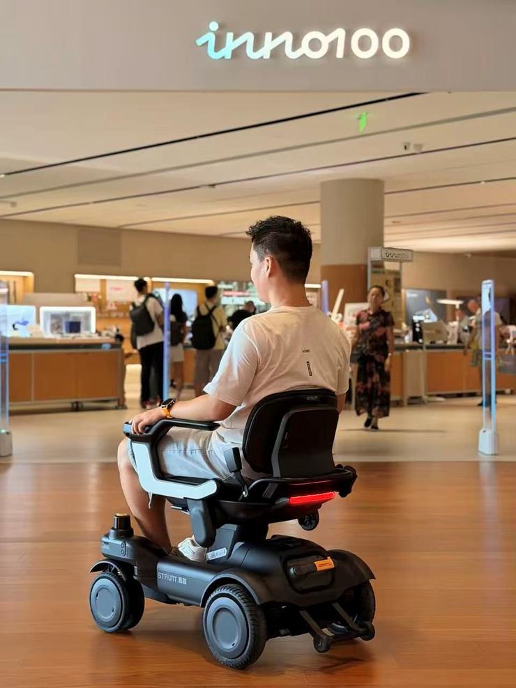 定义物理 AI 新纪元：昂首 EV1 智能出行机器人落地深圳湾 INNO100，开启中国市场线下首发