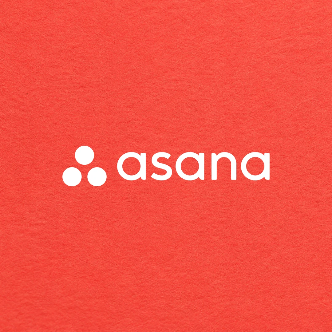 红色纹理背景上的 Asana 标志。