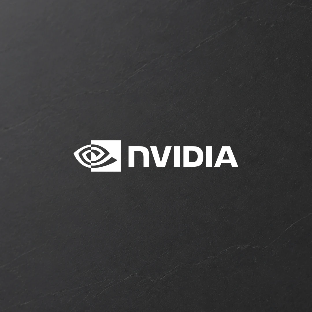 深色纹理背景上的 NVIDIA 标志。