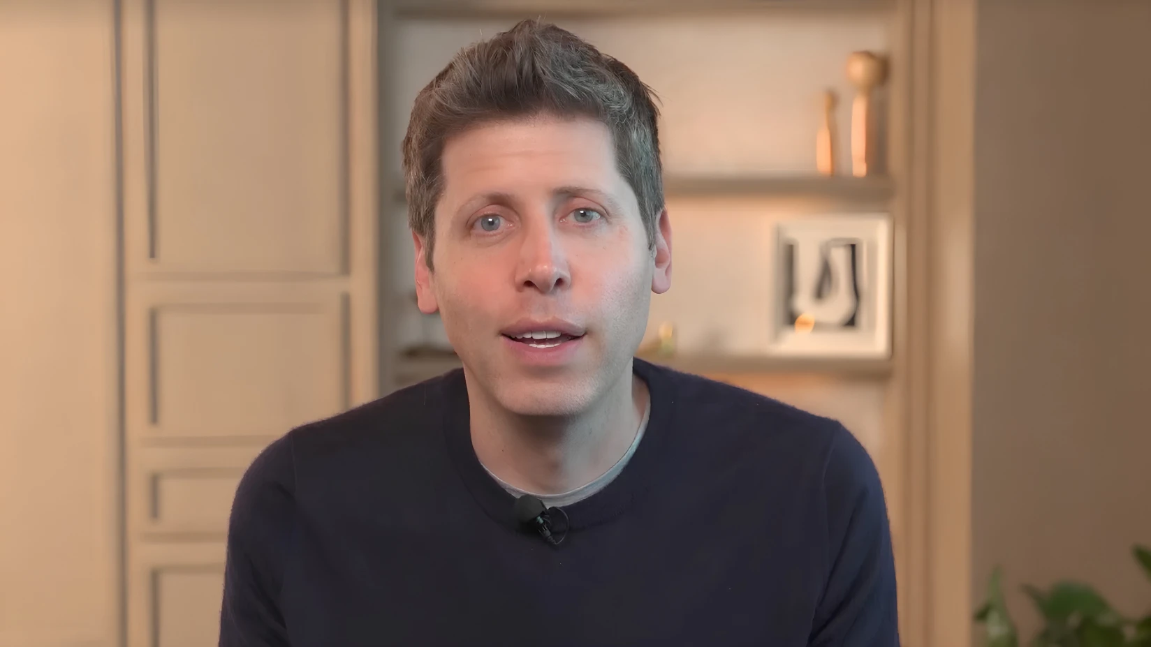 视频画面中,Sam Altman 正在向巴西用户和开发者讲话。