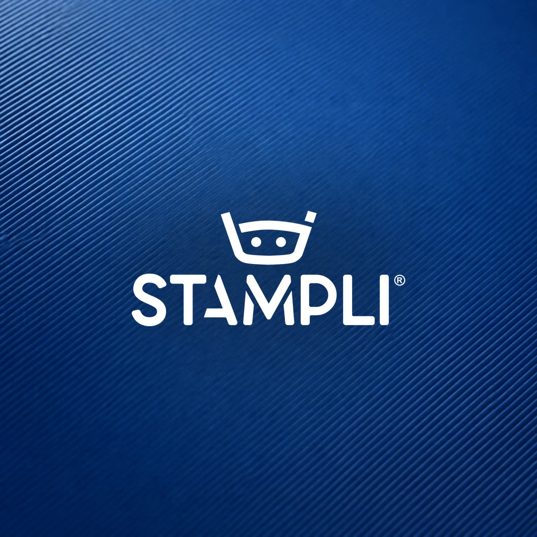 Stampli 标志置于带有蓝色棱纹的材质微距纹理之上。